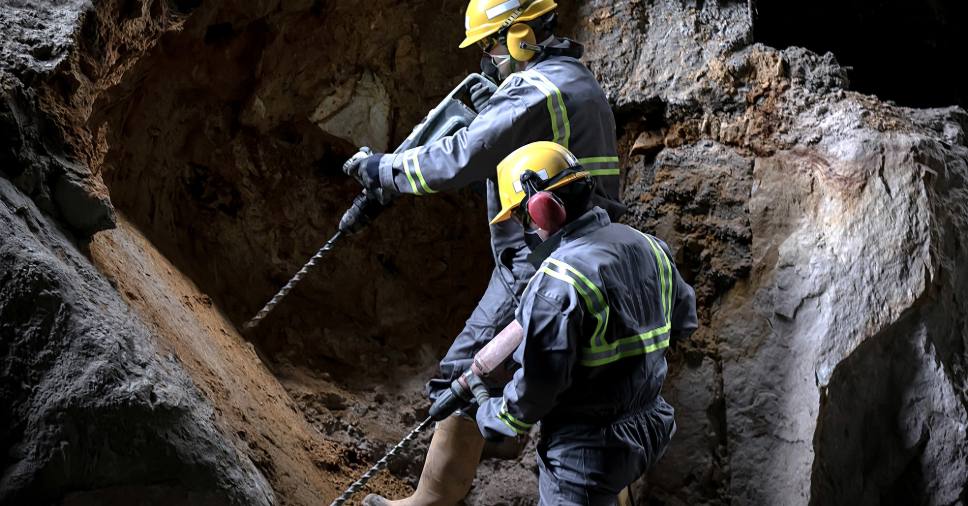 Homens quebrando pedra: Saiba Como Usar Argamassa Expansiva